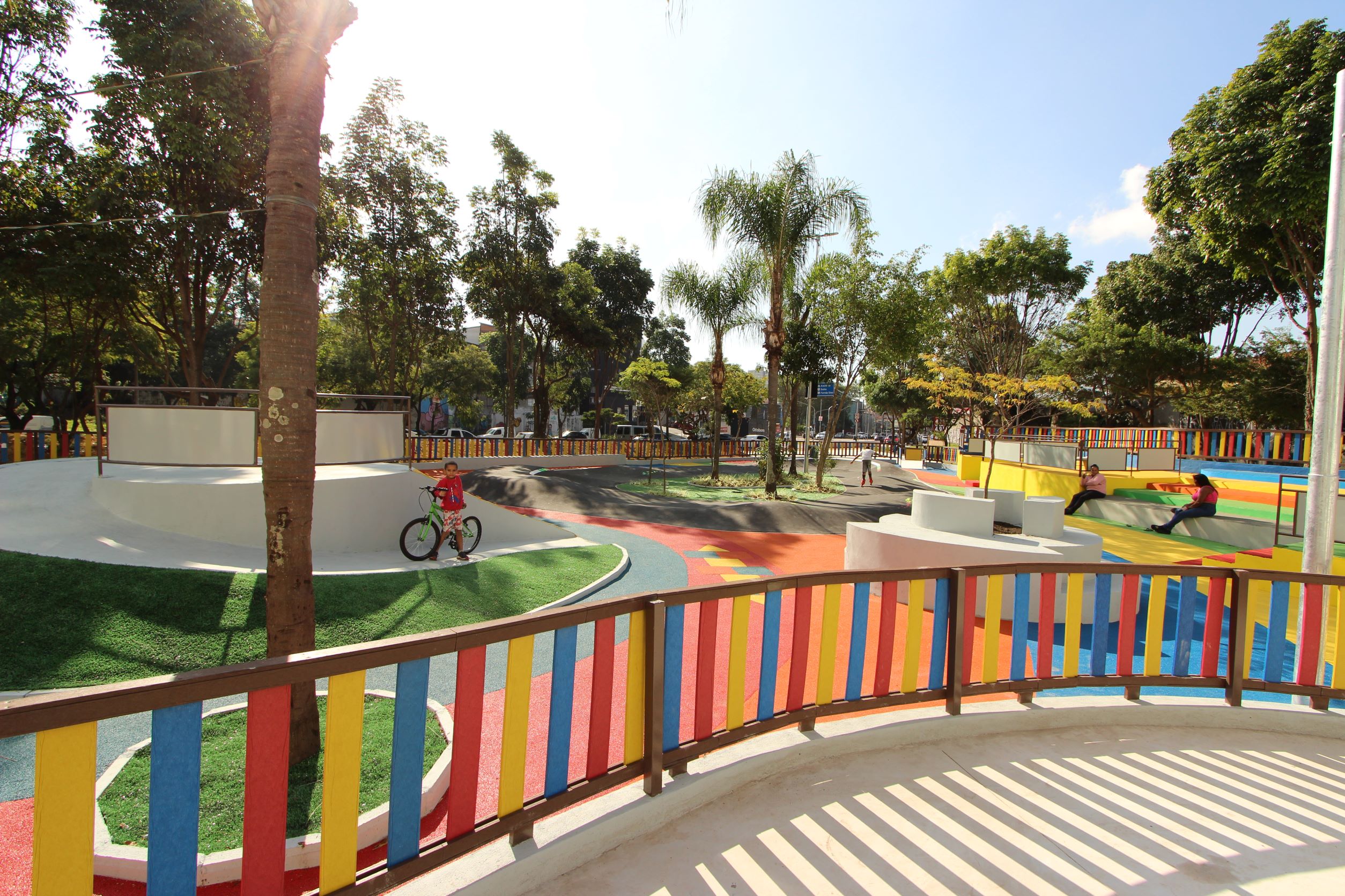 Com cores e formas vibrantes, o parque oferece uma pista de pump track baby e escalada, entre os destaques para as crianças