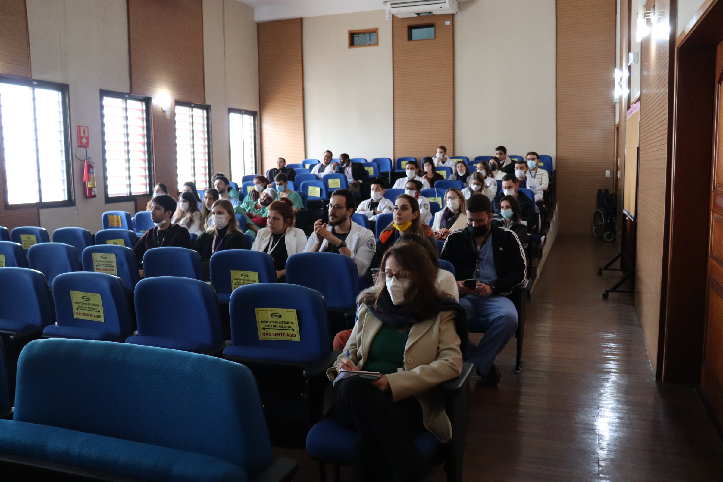 Imagem panorâmica do anfiteatro com os participantes