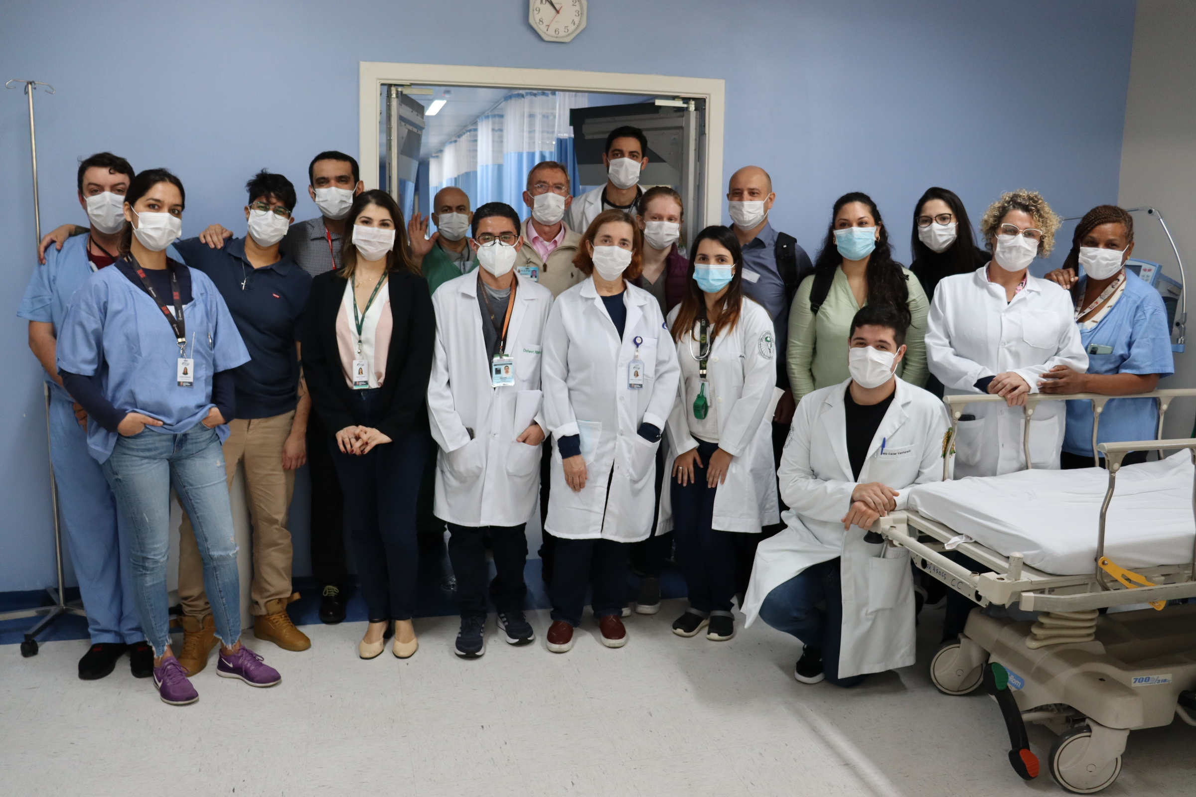 Foto com médicos da equipe do Pronto-Socorro Adulto do HSPM