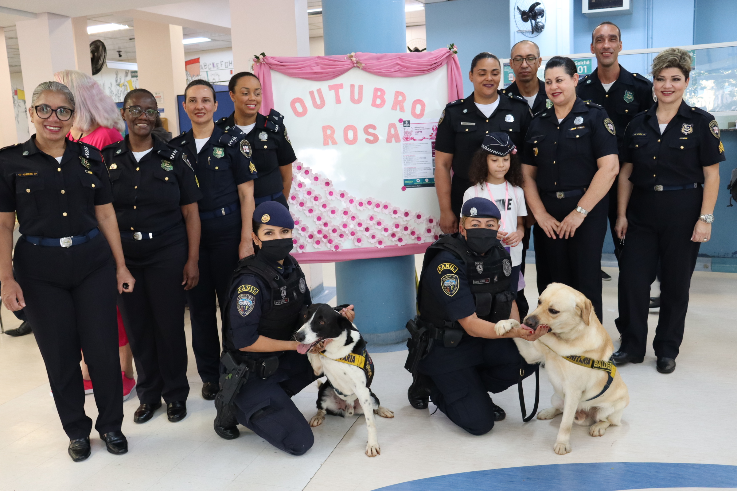 Foto dos guardas da Guarda Civil Metropolitana, com dois cães do Projeto de Cinoterapia