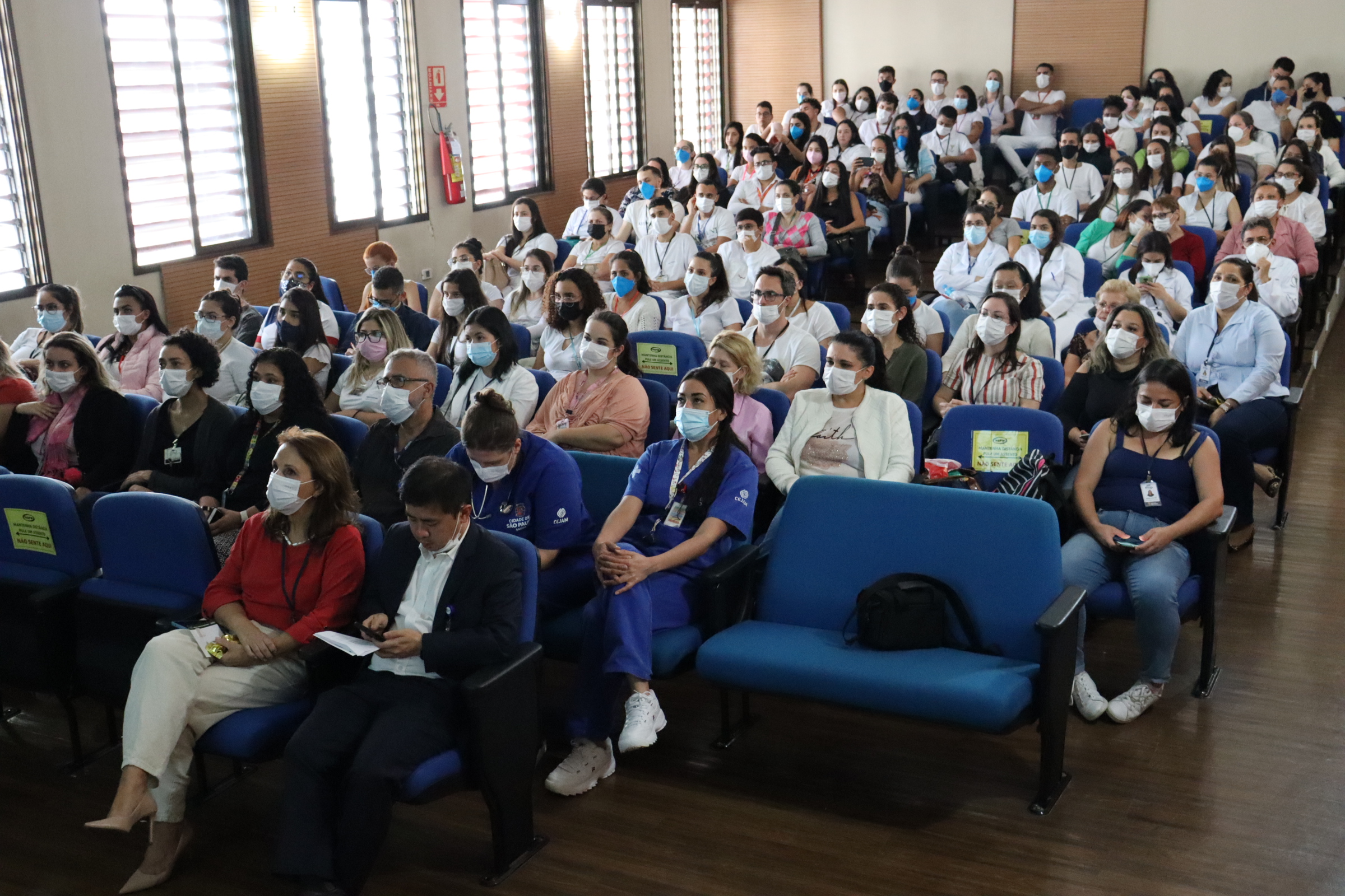 Imagem panorâmica do anfiteatro do HSPM,com todos os assuntos ocupados por pessoas