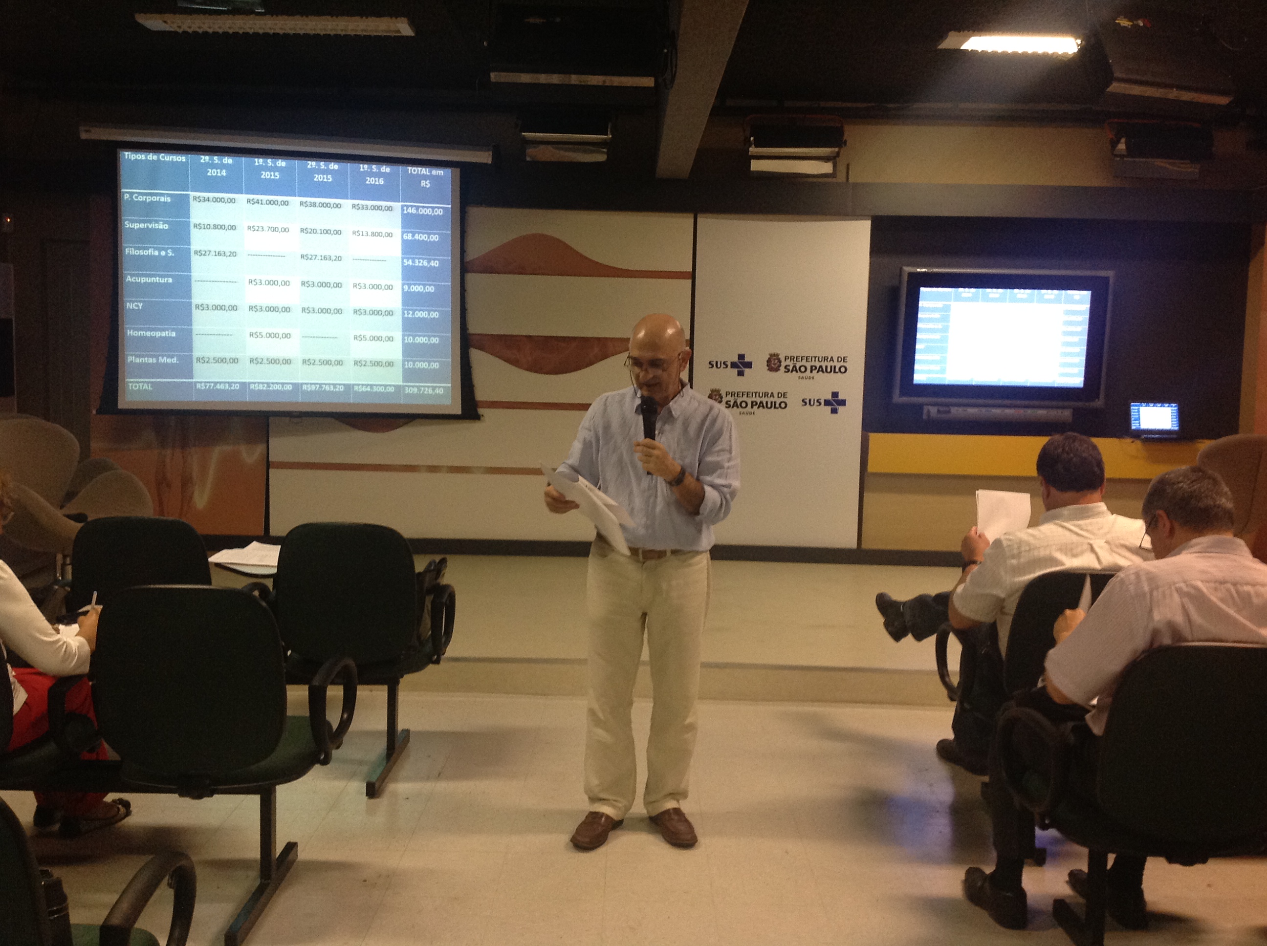 Emílio Telesi apresenta o curso no auditório da EMS