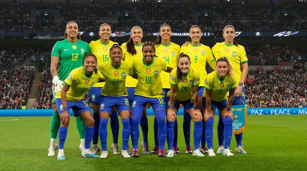 Na imagem é possível observar as jogadoras da seleção brasileira feminina.