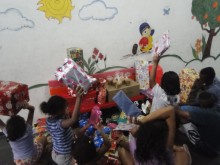 Crianças se divertem com entrega de presentes