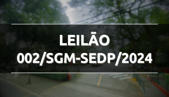 Foto da Rua Carlos Weber contendo árvores e veículos automotores e sobre está escrito LEILÃO nº 002/SGM-SEDP/2024