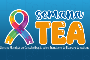 Em um fundo azul degradê com quebra-cabeça encaixado o logotipo Semana TEA: Semana Municipal de Conscientização sobre Transtorno do Espectro do Autismo.