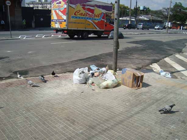 Sacos de lixo na rua Mauá