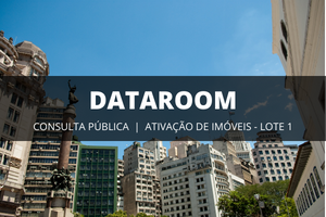 Ao fundo, fotografia de prédios antigos das regiões centrais de São Paulo, com faixadas de diferentes estilos arquitetônicos. Em primeiro plano, sobre uma faixa fumê, o título do cartão