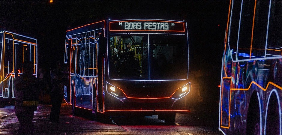 Foto de um dos ônibus iluminado para o Natal.