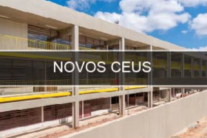 Imagem com a estrutura de um prédio escolar ao fundo exibindo salas de aula, ao centro tarja cinza escura e com letras brancas o texto NOVOS CEUS.