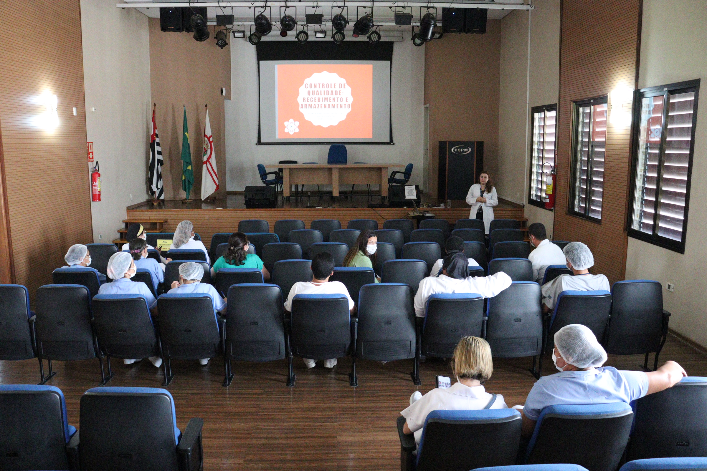 Imagem panorâmica do público no anfiteatro, assistindo à apresentação.