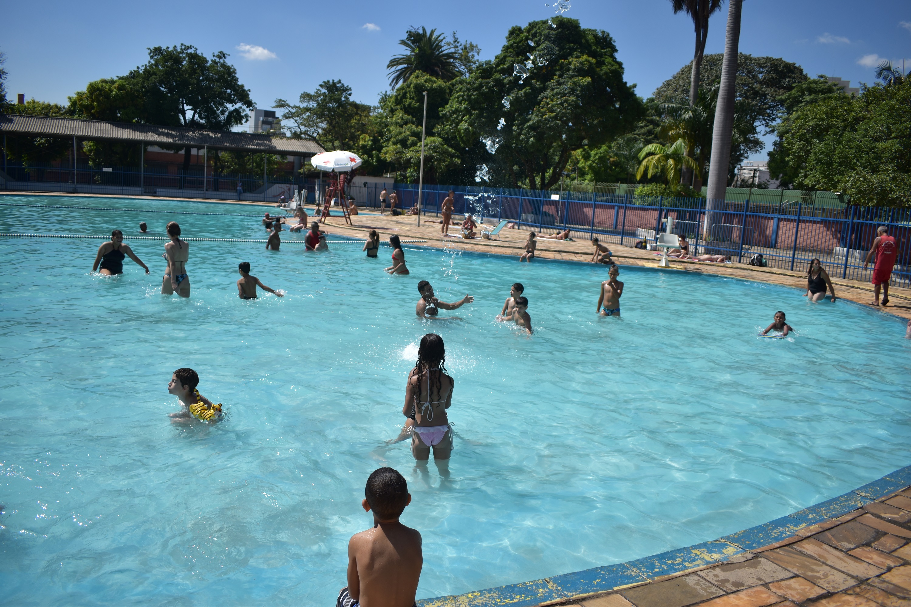 Na imagem, munícipes aproveitam piscina de Centro Esportivo