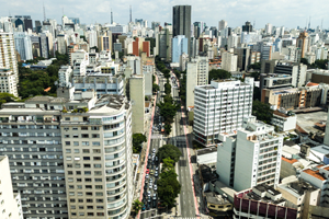 Imagem de cidade de São Paulo vista de cima com vários prédios em primeiro plano.