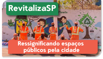 Na foto 7 funcionários aparecem de pé uniformizados, e as letras ressignificando espaços públicos pela cidade, aparece na tela