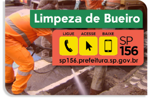 Funcionario fazendo a limpeza de bueiro, com um hidrojato