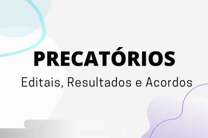 Texto em negrito centralizado: "Precatórios - Editais, Resultados e Acordos". Fundo  degradê lilás claro para o branco, com detalhes de círculos degradê do roxo para o azul e brancos.