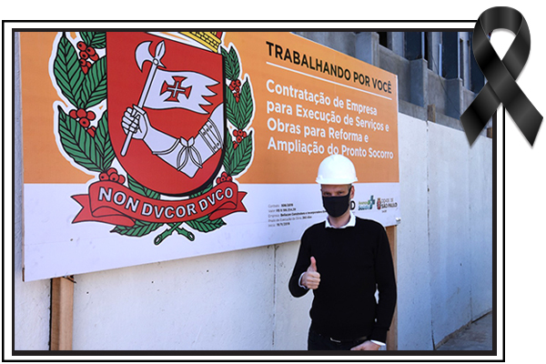 Foto do prefeito Bruno Covas durante visita ao HSPM, em frente a uma placa com informações da obra e os dizeres : Trabalhando por você.