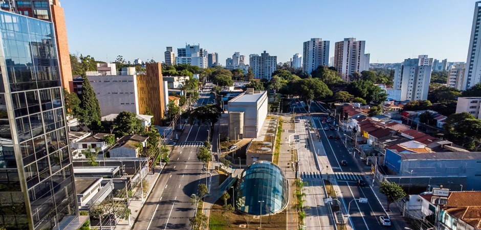 Foto aérea da cidade de São Paulo com a vista de uma avenida e vários prédios.