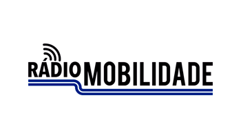 Logo escrito "Rádio Mobilidade" com duas listras em azul abaixo do nome e um sinal de transmissão no acento do A.
