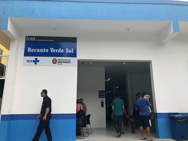 Foto da fachada (entrada) da Unidade Básica de Saúde Recanto Verde Sol na Zona Leste de São Paulo.