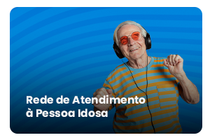 Imagem de fundo azul com um homem idoso ouvindo musica em fones de ouvido e a frase Rede de Atendimento à Pessoa Idosa.