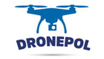 Ilustração de um drone azul, com os dizeres Dronepol em azul abaixo