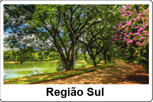 Parque com lago, árvores e flores cor de rosa