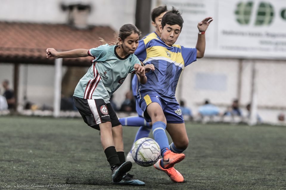 A força do futebol feminino do Centro Olímpico