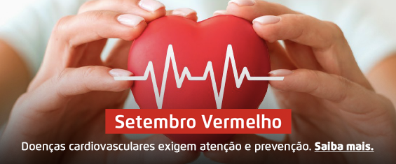 Na imagem duas mãos seguram um coração de borracha e na frente tem a ilustração de um batimento cardíaco. Está escrito Setembro Vermelho Doenças cardiovasculares exigem atenção e prevenção Saiba mais.