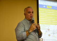 O Secretário José Roberto apresenta programas em simpósio.