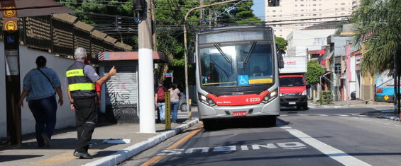 Imagem apresentando fiscal e ônibus na faixa de ônibus.