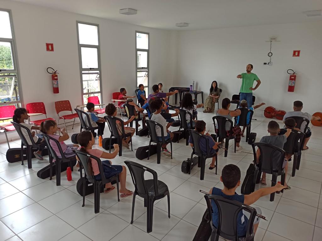 crianças do coral e orquestra Guida & Muller