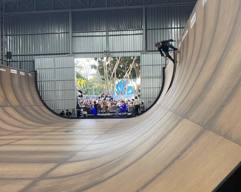 Na imagem, skatista desce a pista de Half Pipe do CE Tietê.