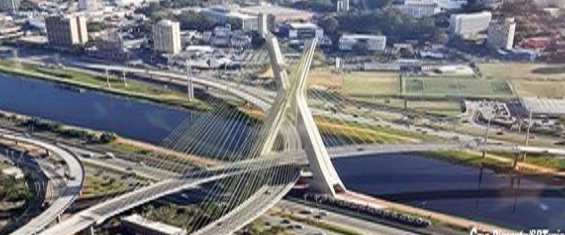 Foto tirada da Ponte Octávio Frias de Oliveira (Ponte Estaiada) cruzando o Rio Pinheiros.