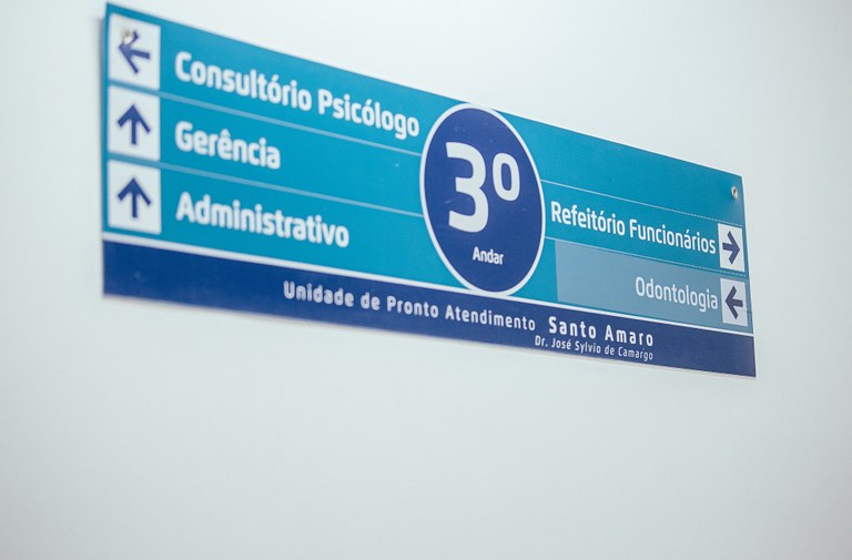 Foto da placa da unidade de pronto atendimento de Santo Amaro, indicando psicólogo e odontologia.
