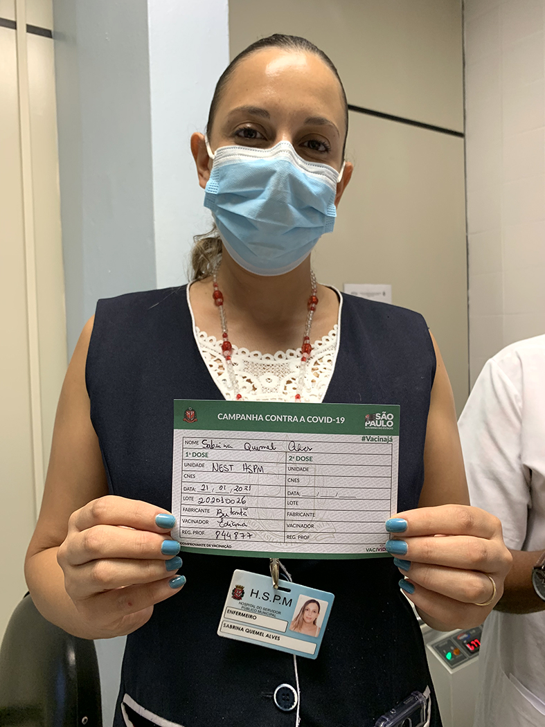 Foto da enfermeira que recebeu a primeira dose