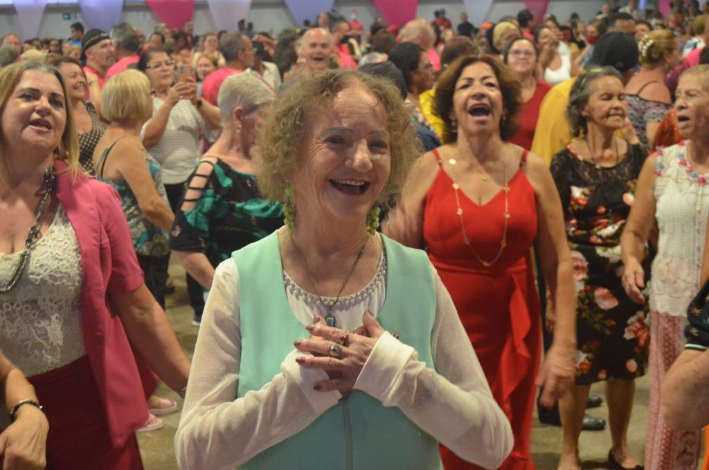 Na Imagem, idosa sorridente no programa Vem Dançar.