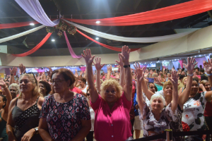 Na imagem, participantes do Programa Vem Dançar no Clube Esperia.