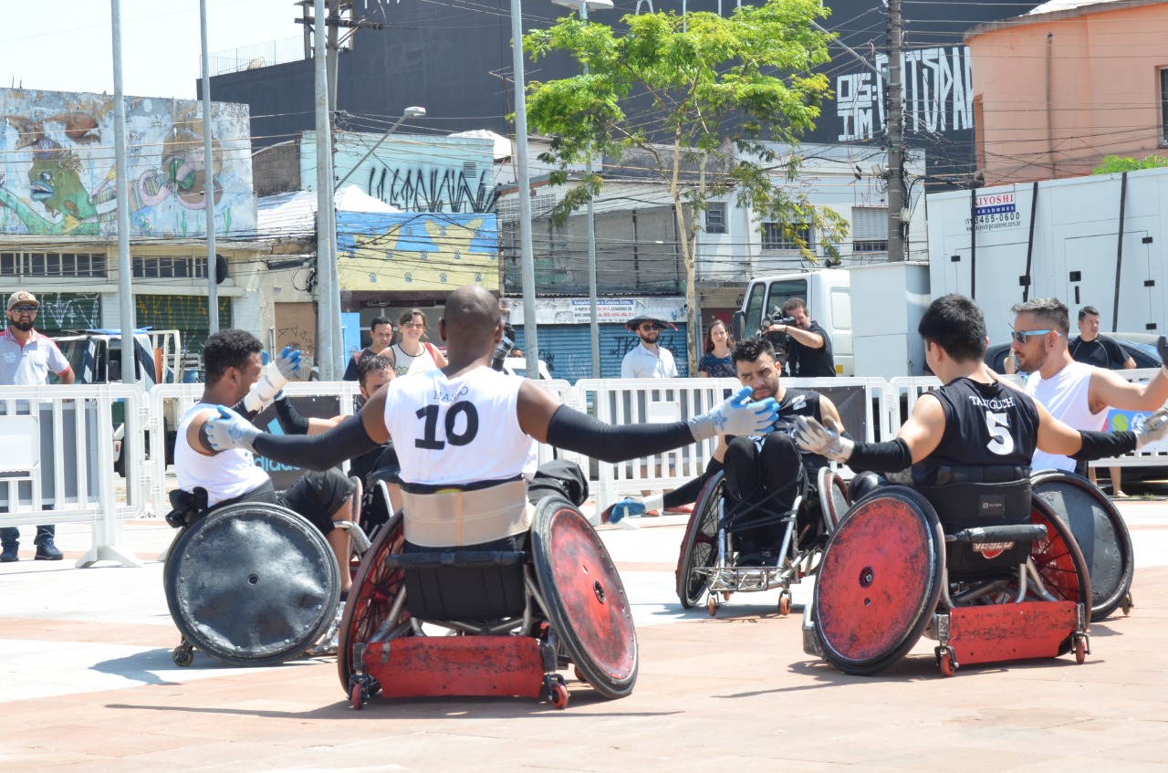 Na imagem aparecem pessoas praticando basquete em cadeira de rodas