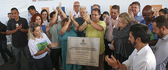Autoridades e familiares do Sr. Adolfo Souza Duarte "Ferruge" descerramento de placa inaugural do parque.