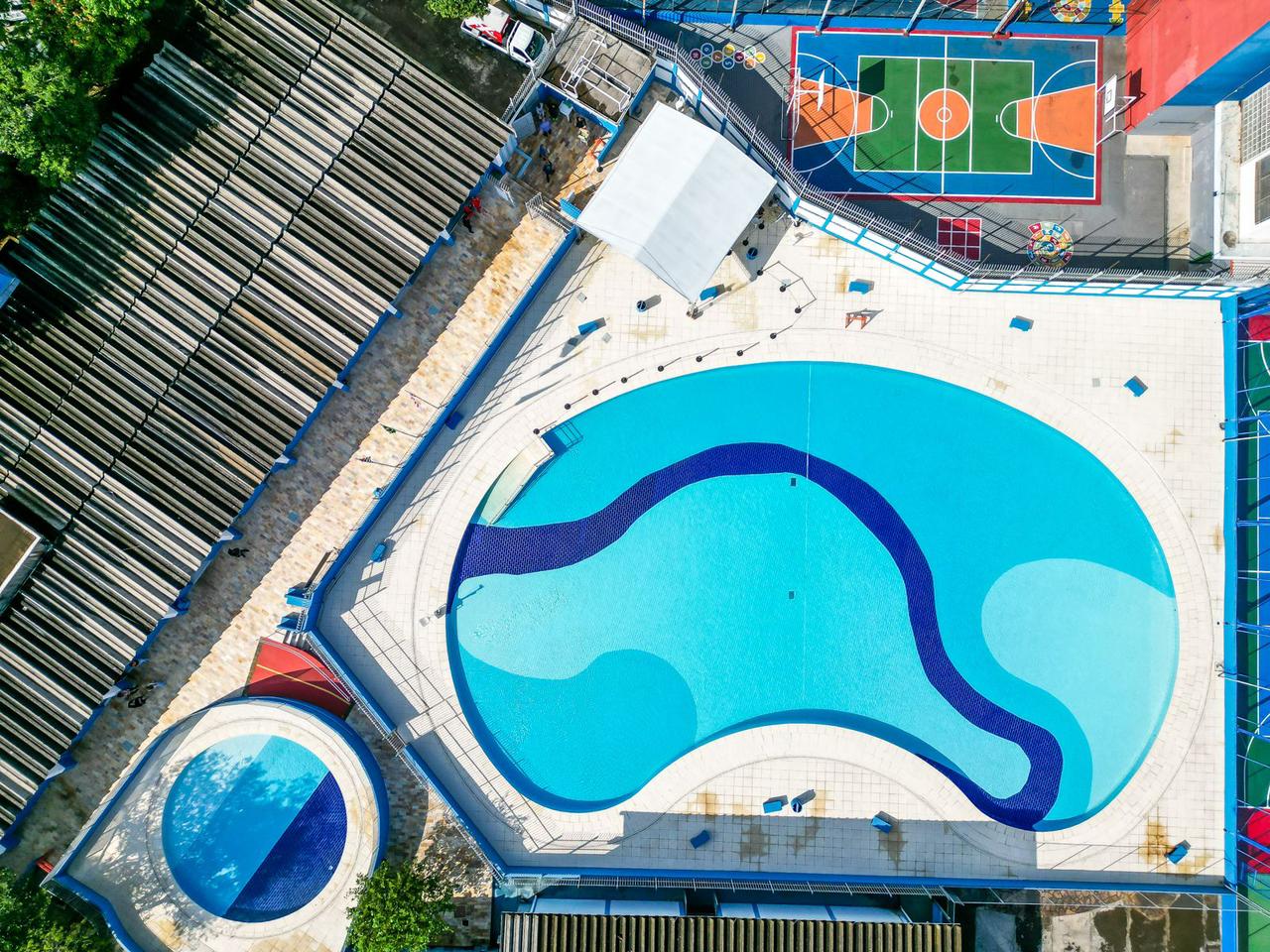 Na imagem, fotografia área da nova piscina do Centro Esportivo Vila Santa Catarina