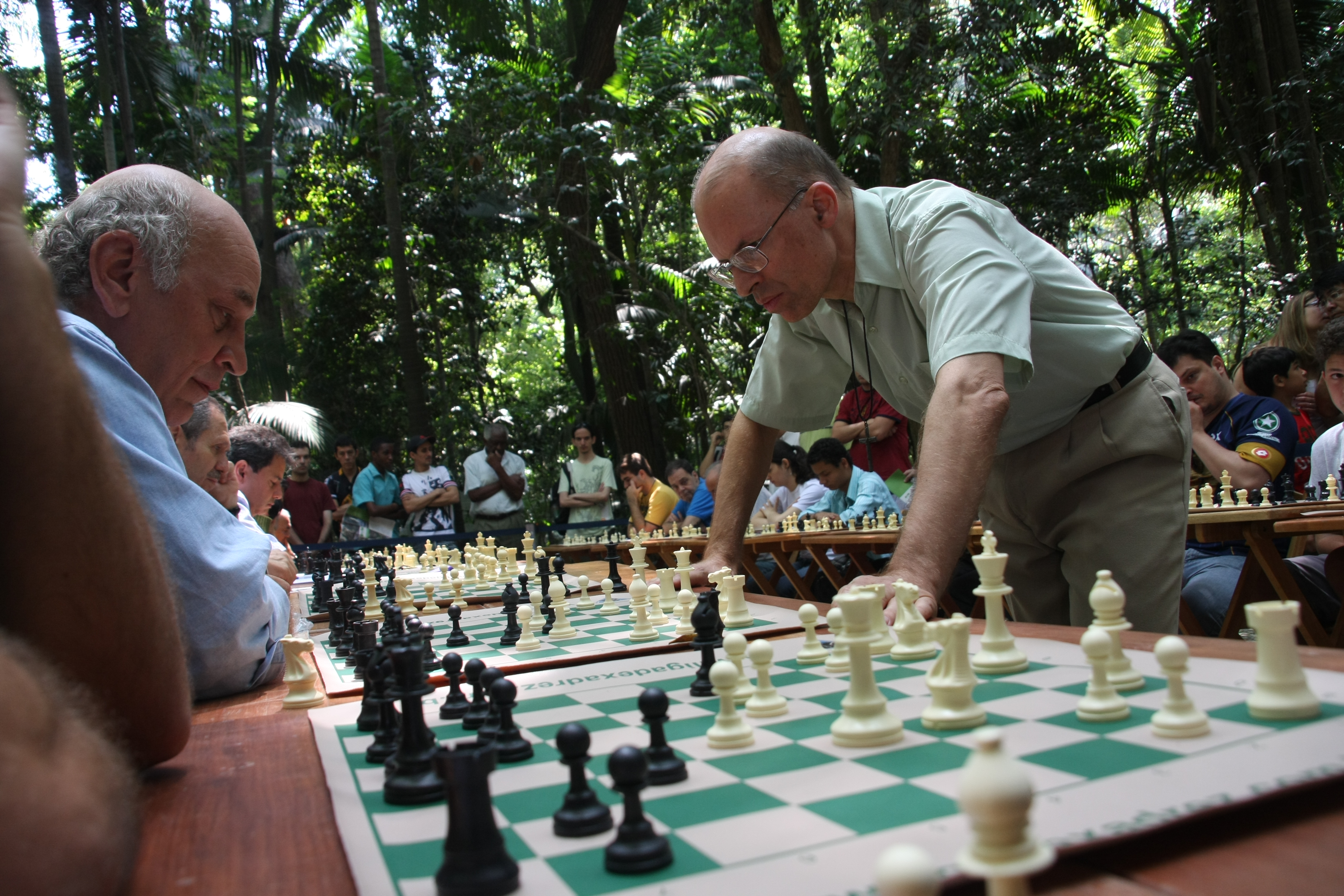 Uma partida de xadrez com a cidade por trás