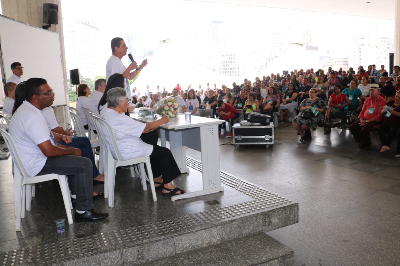 Secretário João Farias discursa para cerca de 600 pessoas em evento na Câmara