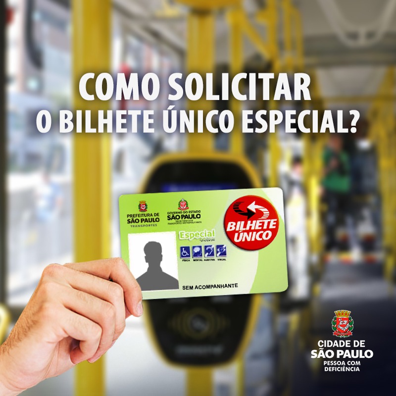 plano de fundo, um pouco desfocado, o interior de um ônibus vazio com bancos e uma catraca. Sobre a foto, acima, o texto: Como solicitar o Bilhete Único Especial. Próximo ao rodapé, uma mão segura um bilhete único especial sem foto. Rodapé, lado direito, o logotipo Cidade de São Paulo Pessoa com Deficiência.