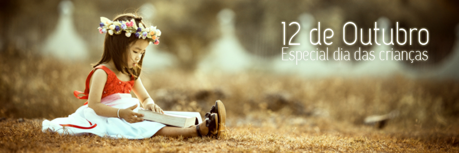 Fotografia de uma área de gramado verde, com destaque para uma pequena menina de traços orientais, sentada à esquerda, com um livro no colo. À direita, estão aplicados os dizeres: "12 de outubro - Especial Dia das Crianças".