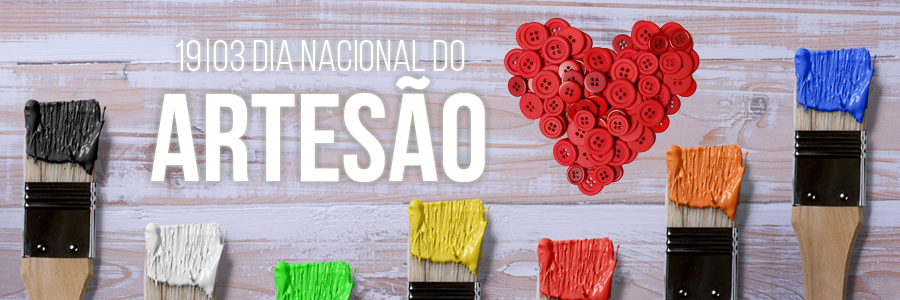 Imagem com fundo de madeira em tom claro. Na parte inferior, da esquerda para a direita, estão dispostos alguns pincéis com tintas na ponta, nas seguintes cores: preto, branco, verde, amarelo, vermelho, laranja e azul. Acima do pincel vermelho, já próximo ao lado direito da imagem, há um coração formato por botões redondos e vermelhos. Mais para o lado esquerdo, na parte superior, está a frase escrita em letras brancas: 