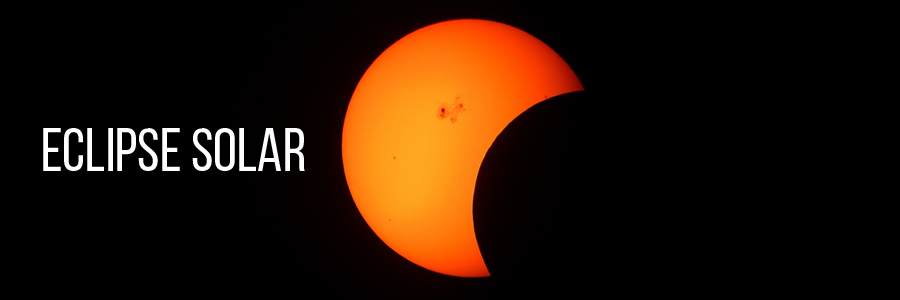 Imagem com fundo preto. À direita, está a imagem do Sol (em laranja) sendo encoberto pela Lua (em sombra preta) durante o eclipse solar. À esquerda, estão os dizeres 