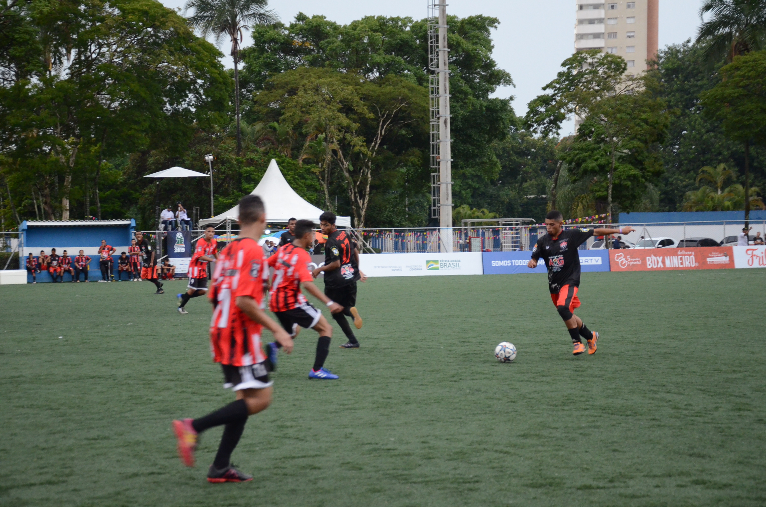 Jogadores dos times em partida para a Taça das Favelas.