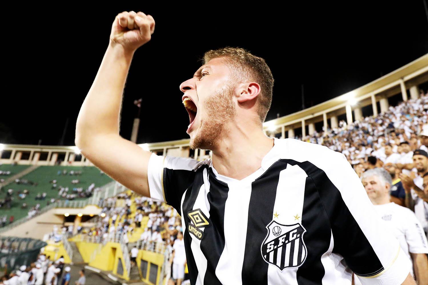 Torcedor santista vibra durante partida disputada à noite no Estádio do Pacaembu.