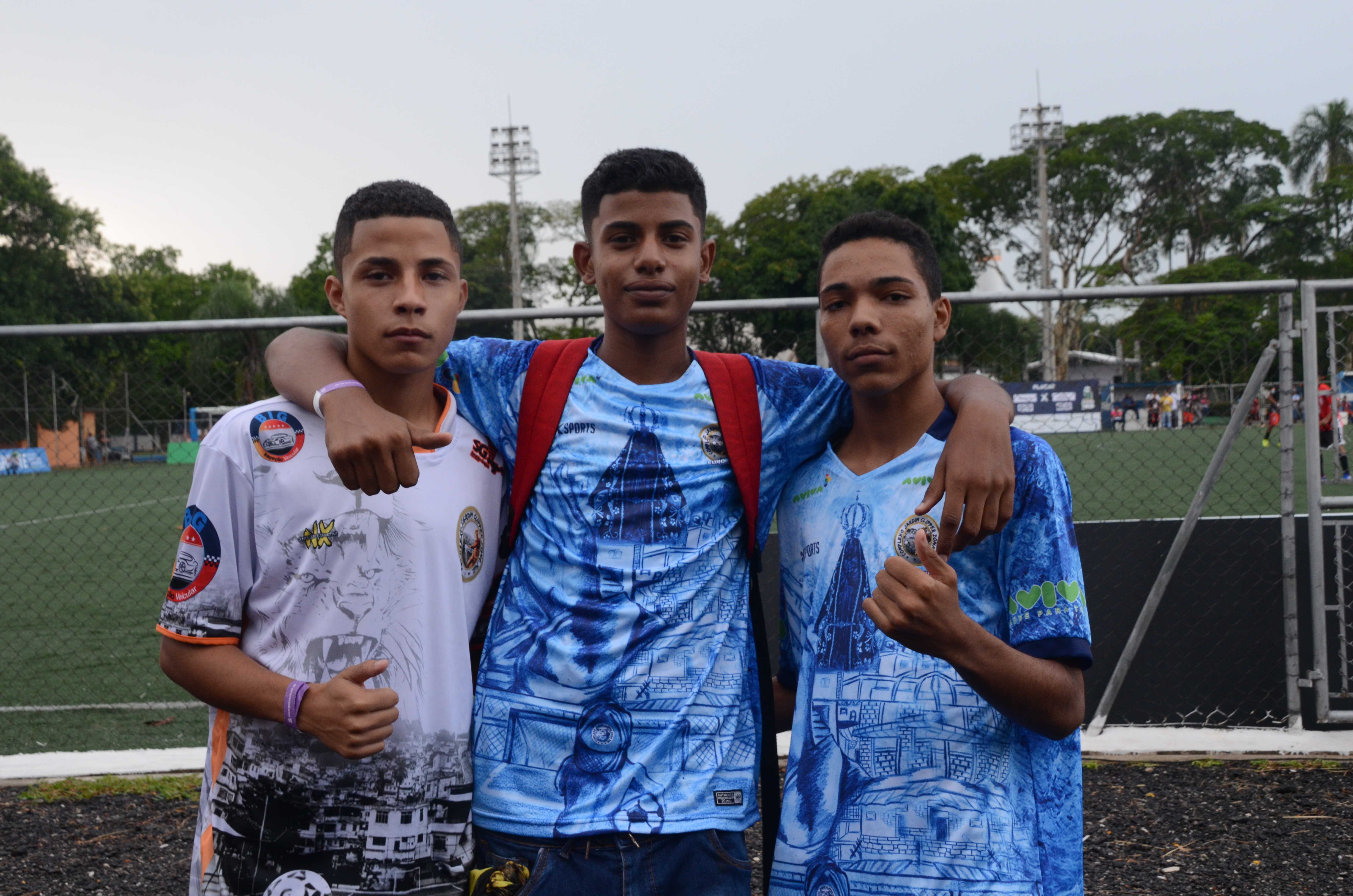 Pedro, Leonardo e Rômulo posam para foto.